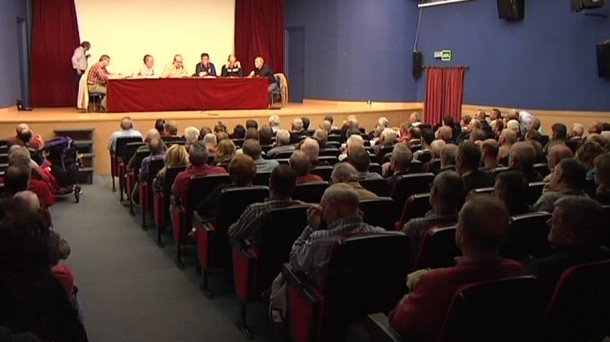 Socios y antiguos trabajadores de Edesa reunidos en la casa de cultura de Ibaigane. Foto: EiTB