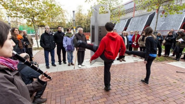 Asociación de Víctimas del 3 de marzo han inaugurado una escultura en memoria de las víctimas. EFE