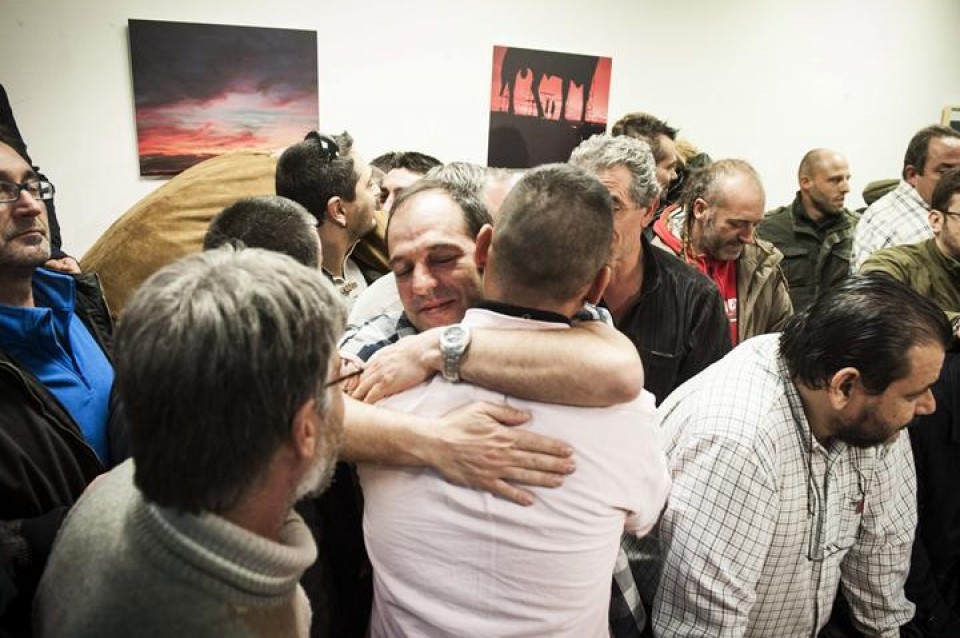 Los trabajadores celebran el acuerdo.