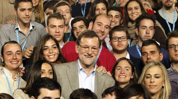 Rajoy, rodeado por miembros de Nuevas Generaciones deL PP.