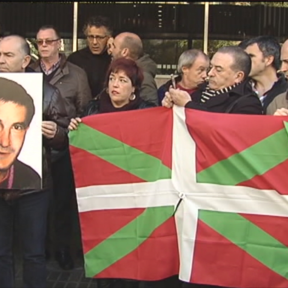 Acto de homenaje frente al hotel donde asesinaron a Josu Muguruza