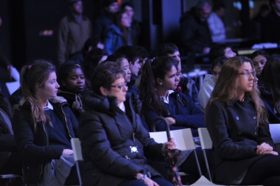 Público en la Alhóndiga