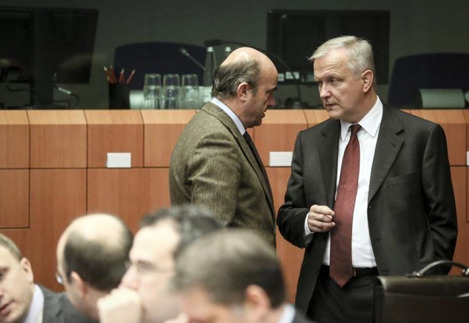 Olli Rehn habla con Luis De Guindos en una imagen de archivo. Efe.