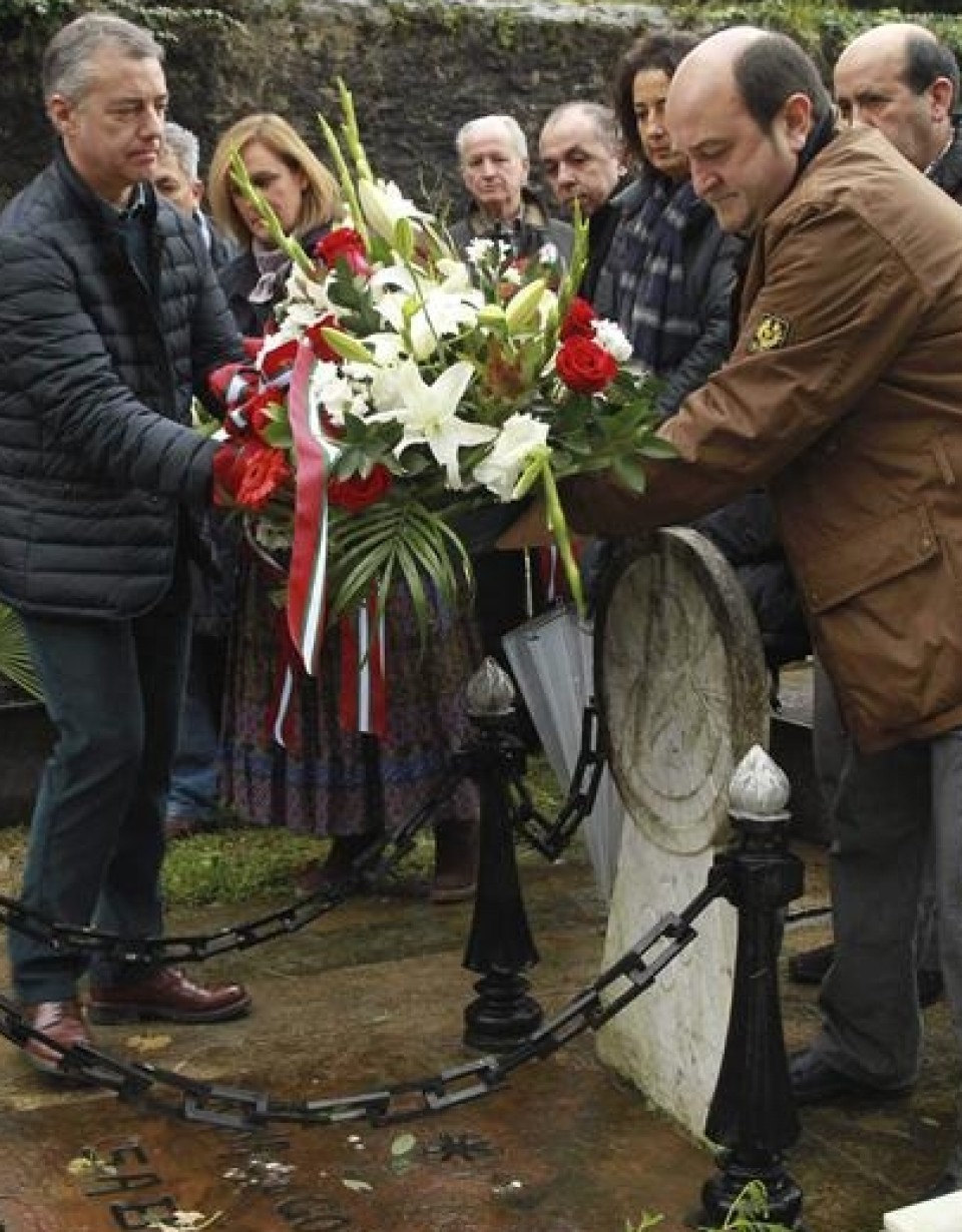 Urkullu y Ortuzar, en la ofrenda floral en el cementerio de Sukarrieta. Foto:EFE