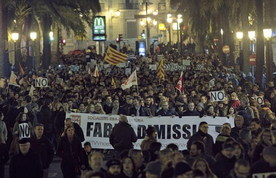 Miles de personas han tomado las calles de Valencia para pedir la dimisión de Fabra. Efe.