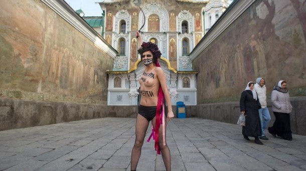 Una activista de Femen ha realizado una protesta en Kiev. EFE