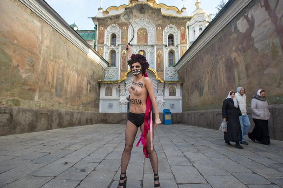 Femen mugimenduko kide batek protesta egin du Kieven. EFE