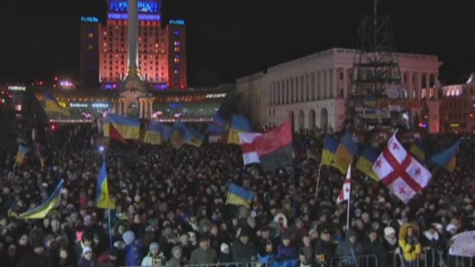 Mila manifestarik Gobernuko egoitza inguratu dute, Kiev-en