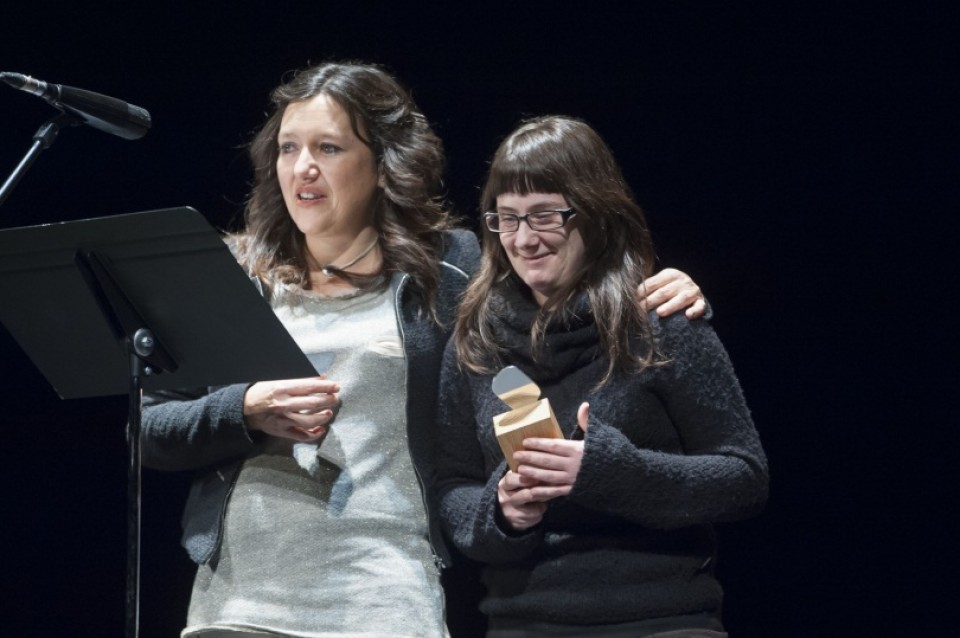 Miriam Irastoza recibe el premio (2º prremio Euskera) en nombre de Galder Pérez de manos de Marta Monfort