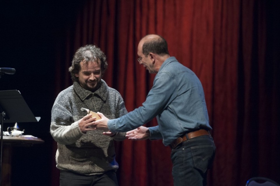 Entrega del segundo premio (Castellano) a David Mangana