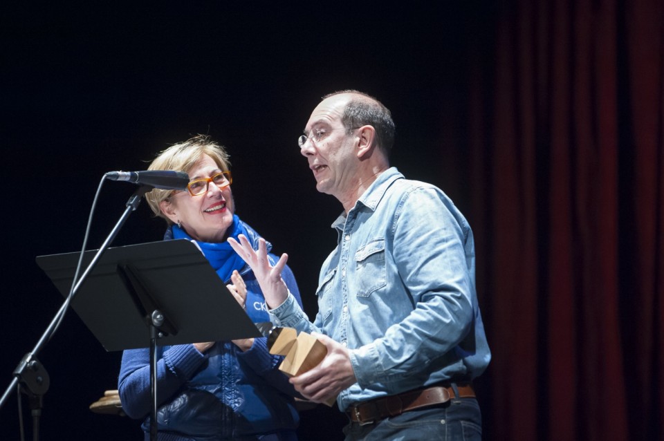 Pedro Espinosa recoge el premio (Castellano) en nombre de Eduardo Encinas de mano de Encina Serrano
