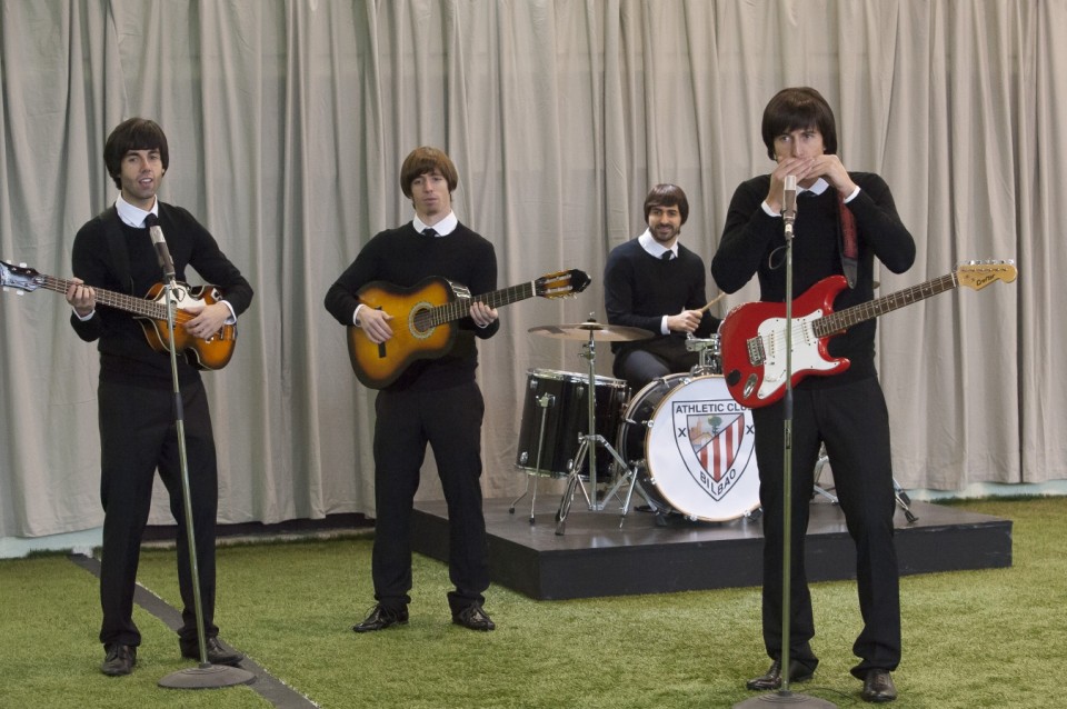Athleticeko jokalariak Beatles bihurtuta, 'Euskal Kantuen Gaua 2013'n. (EiTB)