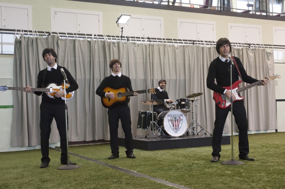 Athleticeko jokalariak Beatles bihurtuta, 'Euskal Kantuen Gaua 2013'n. (EiTB)