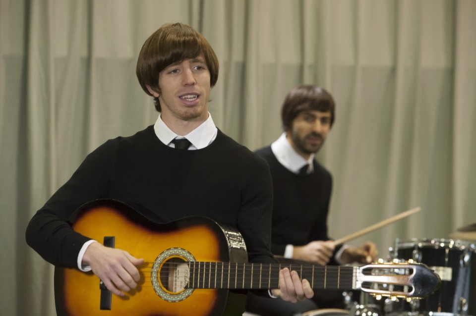 Athleticeko jokalariak Beatles bihurtuta, 'Euskal Kantuen Gaua 2013'n. (EiTB)