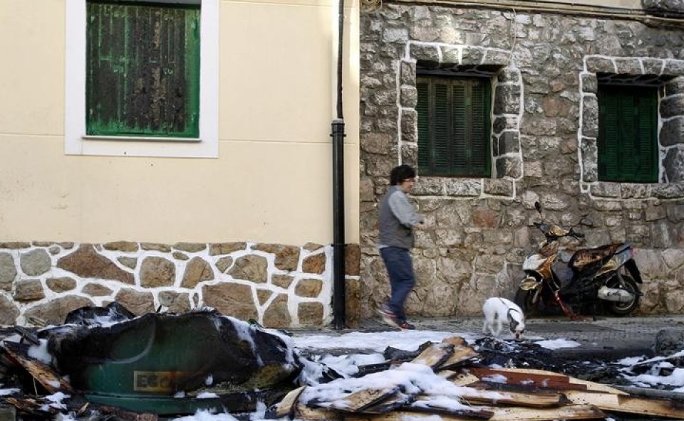 Contenedores quemados en Pasaia, Gipuzkoa. EFE