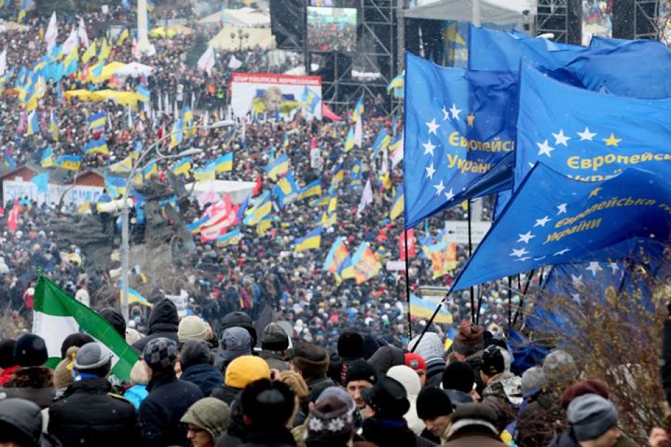 Decenas de miles de personas marchan por la capital ucraniana. Foto: EFE