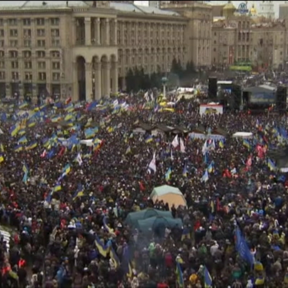 Decenas de miles de personas marchan por la capital ucraniana. Foto: EFE