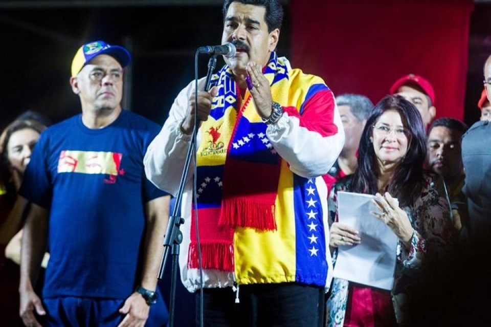 Nicolás Maduro celebra la victoria electoral con los candidatos municipales.