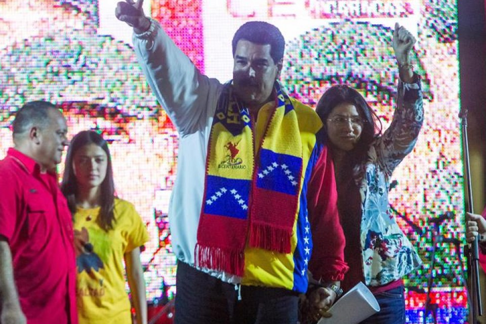 Nicolás Maduro celebra la victoria electoral con los candidatos municipales.