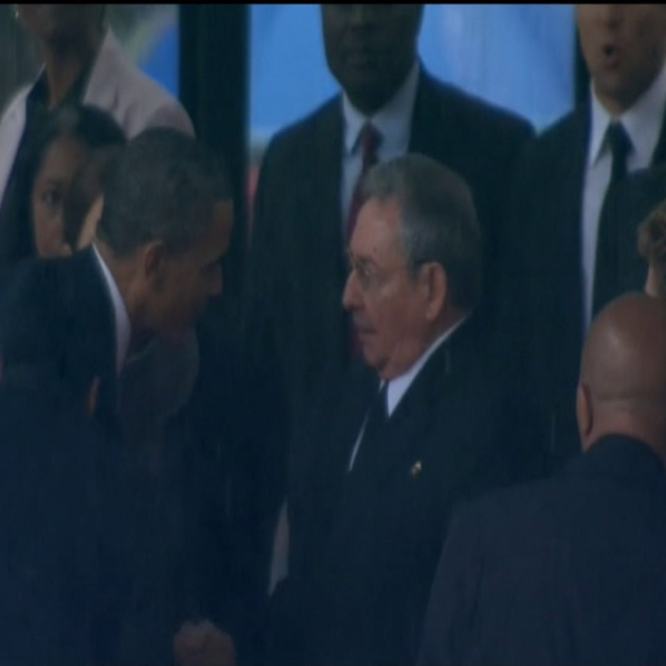 Saludo entre Barack Obama y  Raúl Castro