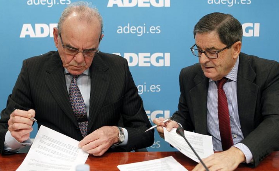 El presidente de Adegi, Pello Gibelalde, firma el acuerdo con Mario Fernández.