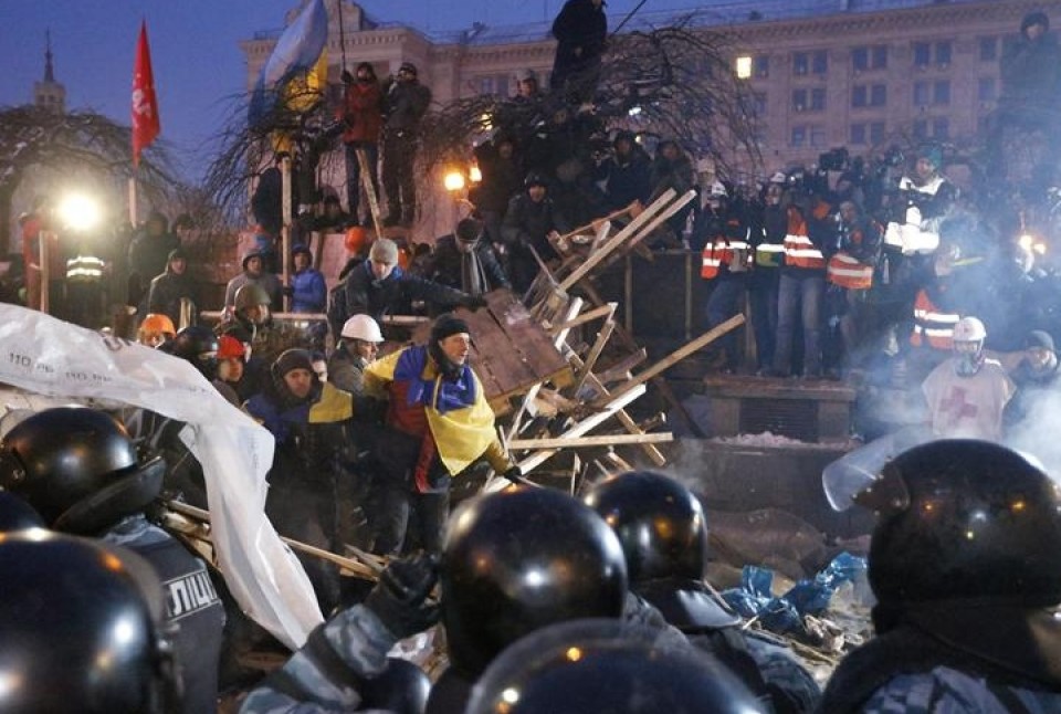 La Policía ucraniana irrumpe con fuerza en la plaza de la Independencia de Kiev. Foto: EFE