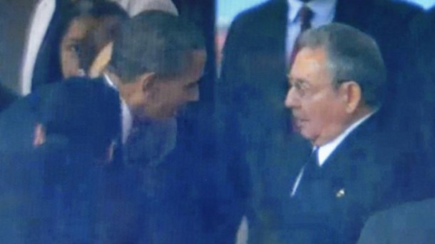 Barack Obama y Raúl Castro se saludaron durante el funeral de Mandela. EFE