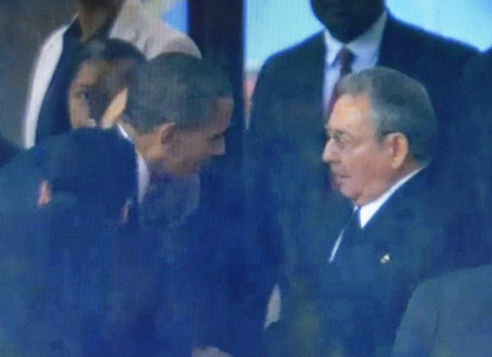 Barack Obama y Raúl Castro se saludaron durante el funeral de Mandela. EFE