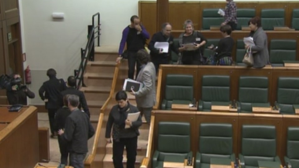 Los parlamentarios de EH Bildu abandonan el Pleno