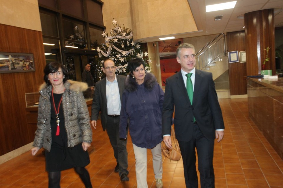 El lehendakari Iñigo Urkullu, junto a su mujer, Maite Iturbe y Pello Sarasola, a su llegada a los estudios de EiTB en Donostia-San Sebastián. (Foto: EiTB)