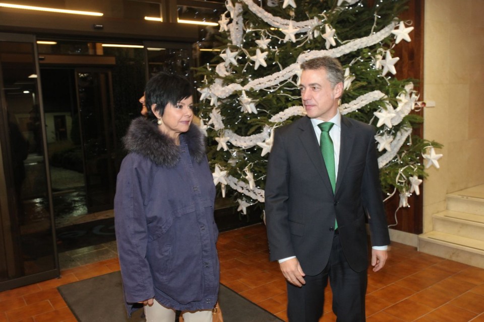 El lehendakari Iñigo Urkullu, junto a su mujer, a su llegada a los estudios de EiTB en Donostia-San Sebastián. (Foto: EiTB)