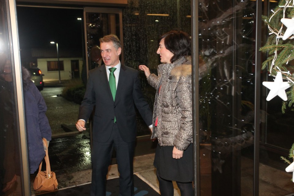 El lehendakari Iñigo Urkullu saluda a Maite Iturbe, directora general de EiTB, a su llegada a los estudios de Euskal Telebista en Donostia-San Sebastián. (Foto: EiTB))
