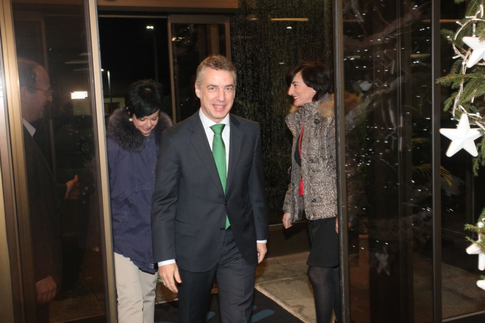 El lehendakari Iñigo Urkullu saluda a Maite Iturbe, directora general de EiTB, a su llegada a los estudios de Euskal Telebista en Donostia-San Sebastián. (Foto: EiTB)