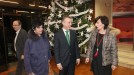 El lehendakari Iñigo Urkullu, junto a su mujer, Maite Iturbe y Pello Sarasola, a su llegada a los estudios de EiTB en Donostia-San Sebastián. (Foto: EiTB) title=
