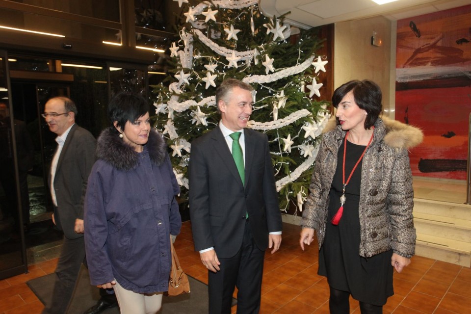 El lehendakari Iñigo Urkullu, junto a su mujer, Maite Iturbe y Pello Sarasola, a su llegada a los estudios de EiTB en Donostia-San Sebastián. (Foto: EiTB)
