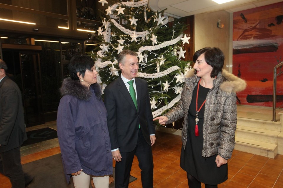 El lehendakari Iñigo Urkullu, junto a su mujer y Maite Iturbe, a su llegada a los estudios de EiTB en Donostia-San Sebastián. (Foto: EiTB)