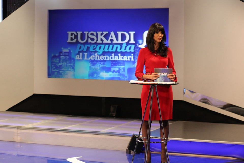 África Baeta, presentadora del programa especial 'Euskadi Pregunta'. (Foto: EiTB)