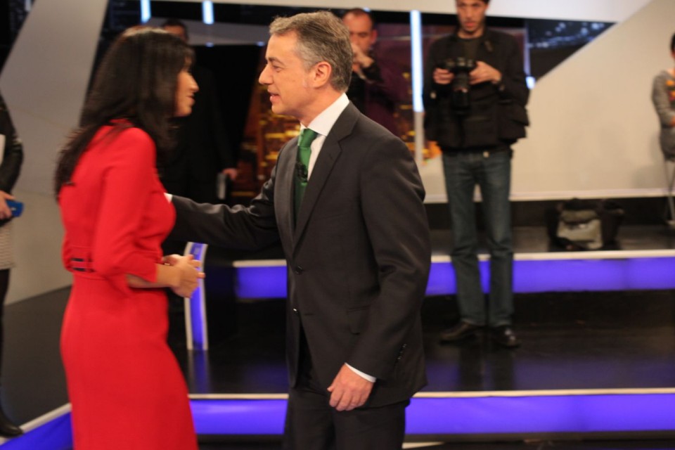 El lehendakari Iñigo Urkullu saluda a la presentadora del programa, África Baeta. (Foto: EiTB)