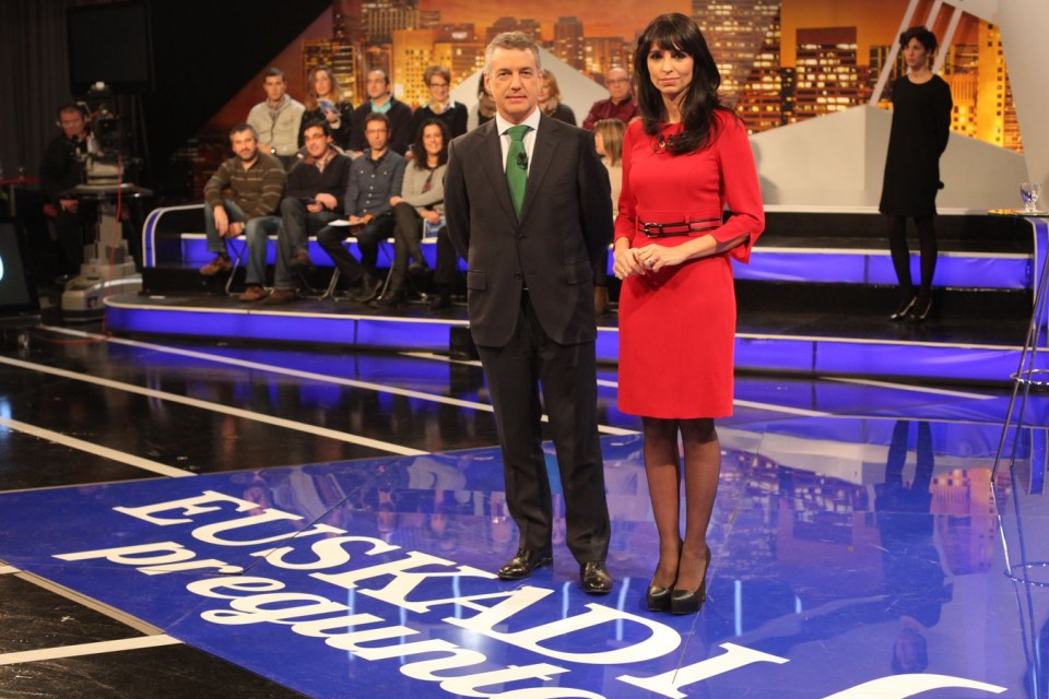 El lehendakari Iñigo Urkullu, junto a a la presentadora del programa, África Baeta. (Foto: EiTB)