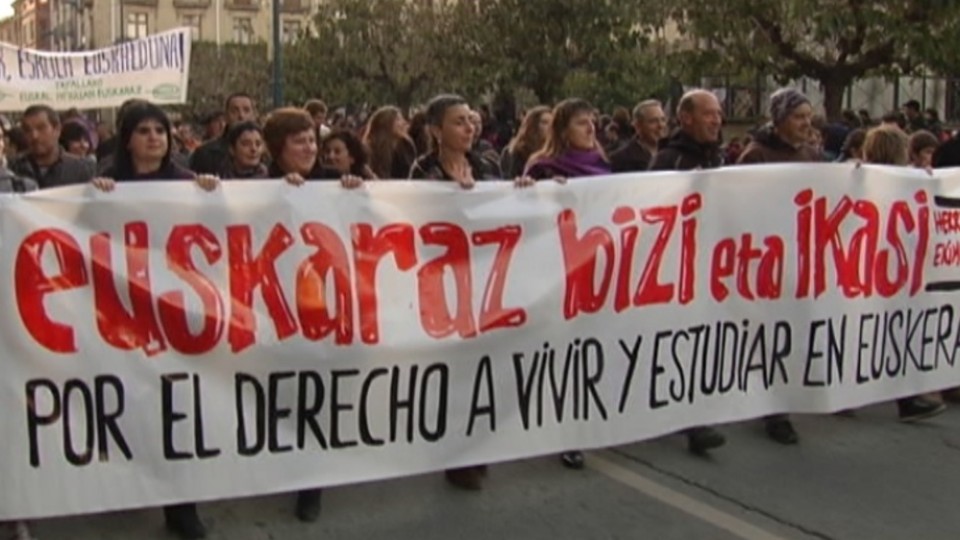 Manifestación para reclamar el derecho a vivir y estudiar en euskera en Navarra. Foto: EiTB