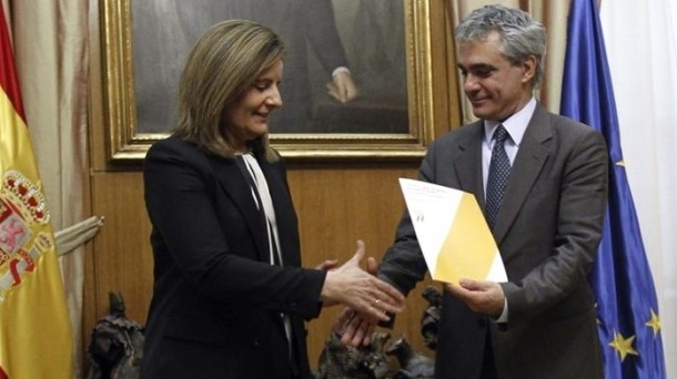 Stefano Scarpetta (OCDE) entrega el informe sobre la reforma laboral a Fátima Bañez. Foto: Efe.