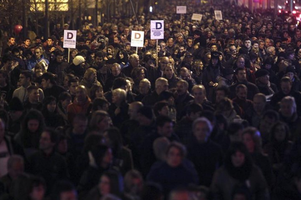 D ereduaren aldeko manifestazio jendetsua egin dute Iruñeko kaleetan