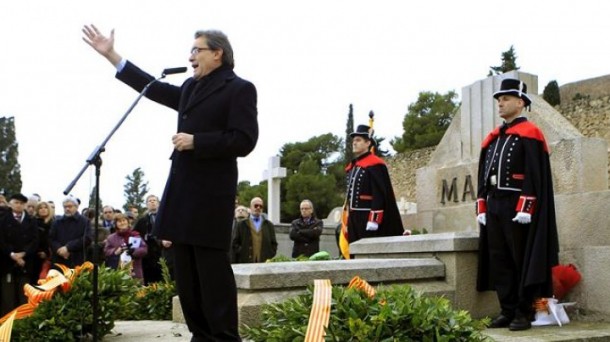 Artur Mas, durante la ofrenda floral. EFE.