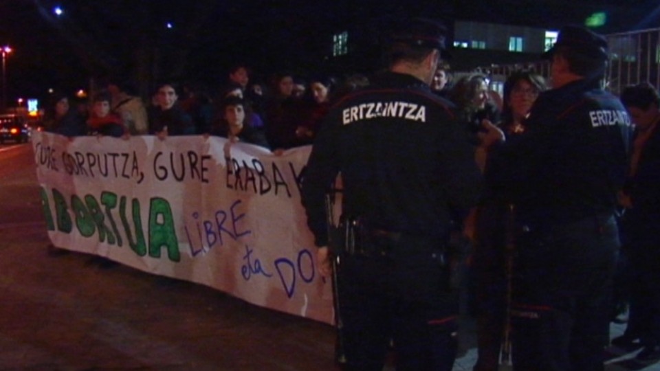 Protestas Gurutzetako Ospitaleko kanpoko aldean hasi da. EiTB.