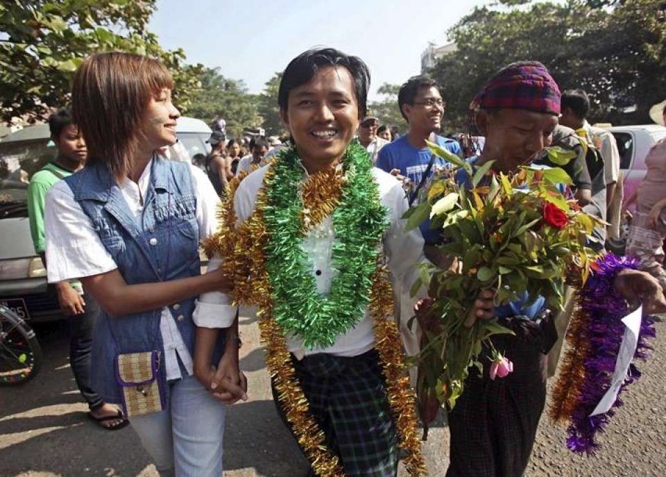 Aung Min Naing preso politiko ohia, Inn Sein Rangungo kartzelatik irteten. Argazkia: Efe.