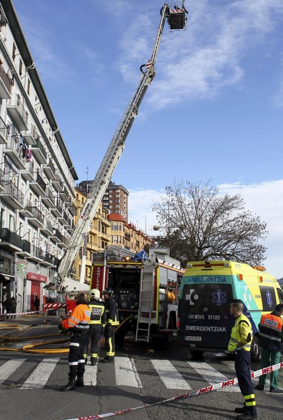 Dotaciones de bomberos y ambulancias en el lugar del incendio. Foto: EFE