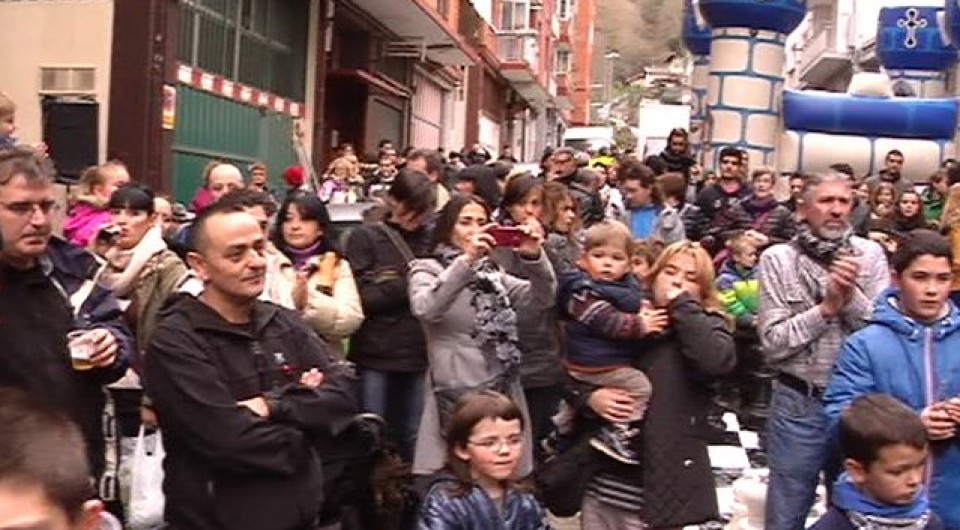 Vecinos de Pasaia observan los destrozos del incendio. EiTB.