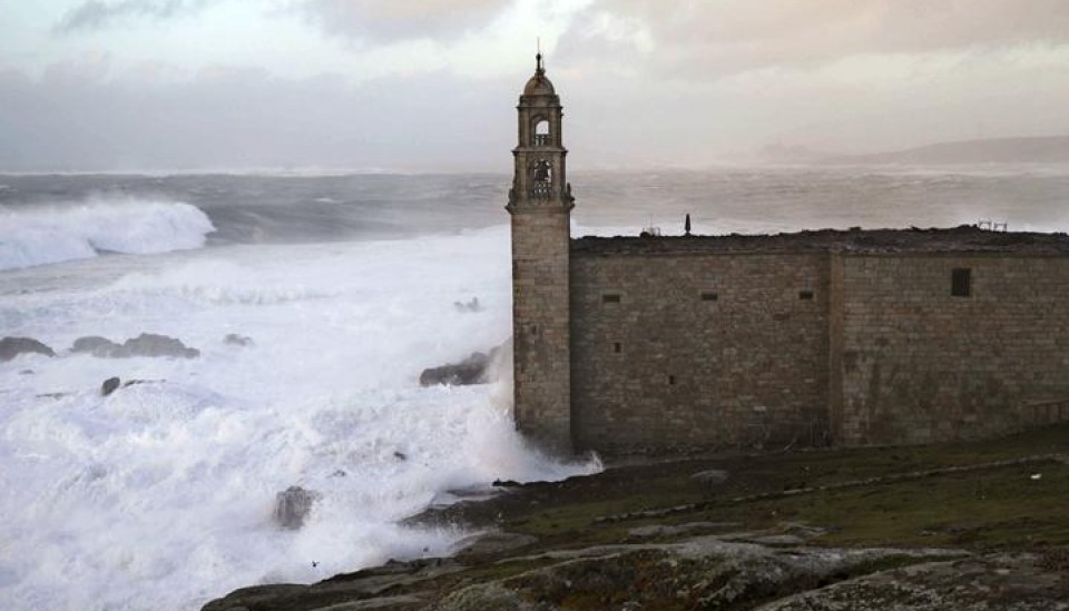 El santuario de Muxia, también afectado por el temporal. EFE.