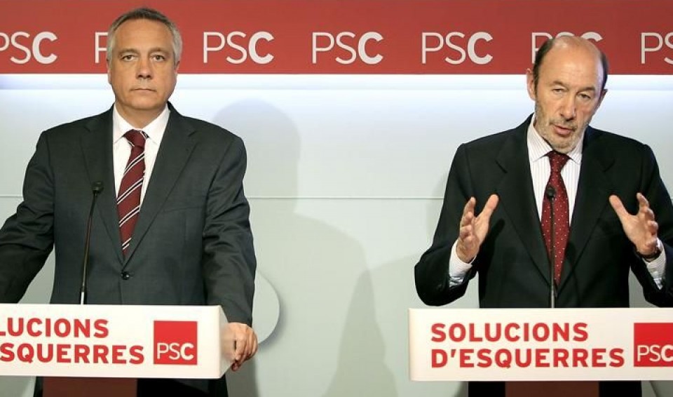 El secretario general del PSOE, Alfredo Pérez Rubalcaba, y el líder del PSC, Pere Navarro. EFE