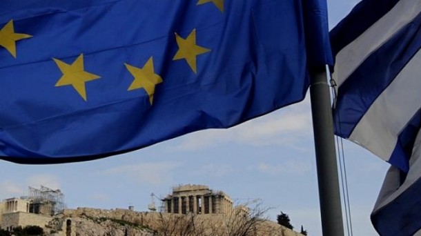 Una bandera europea ondea frente al Partenón de Atenas. Foto: Efe.